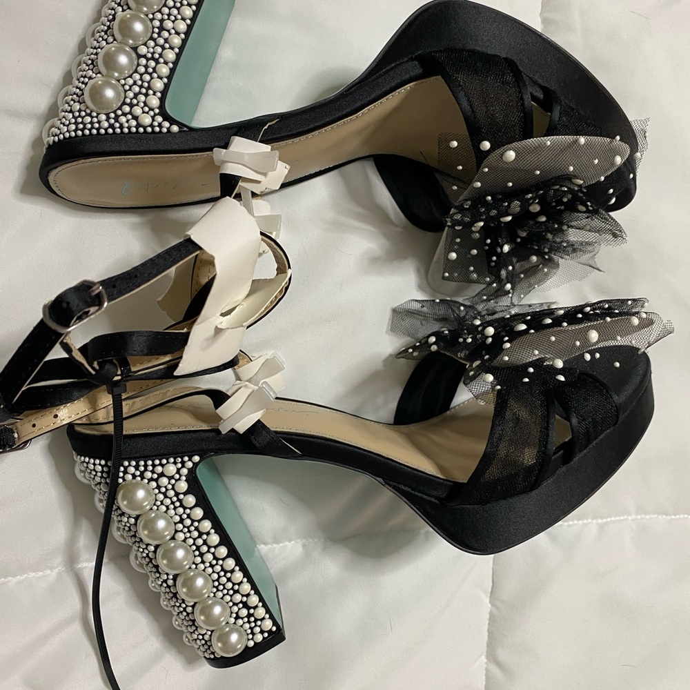 NEW Betsey Johnson Lulu Heeled Black and White Sandals, Size 11 - fit size 10 - Picture 4 of 13